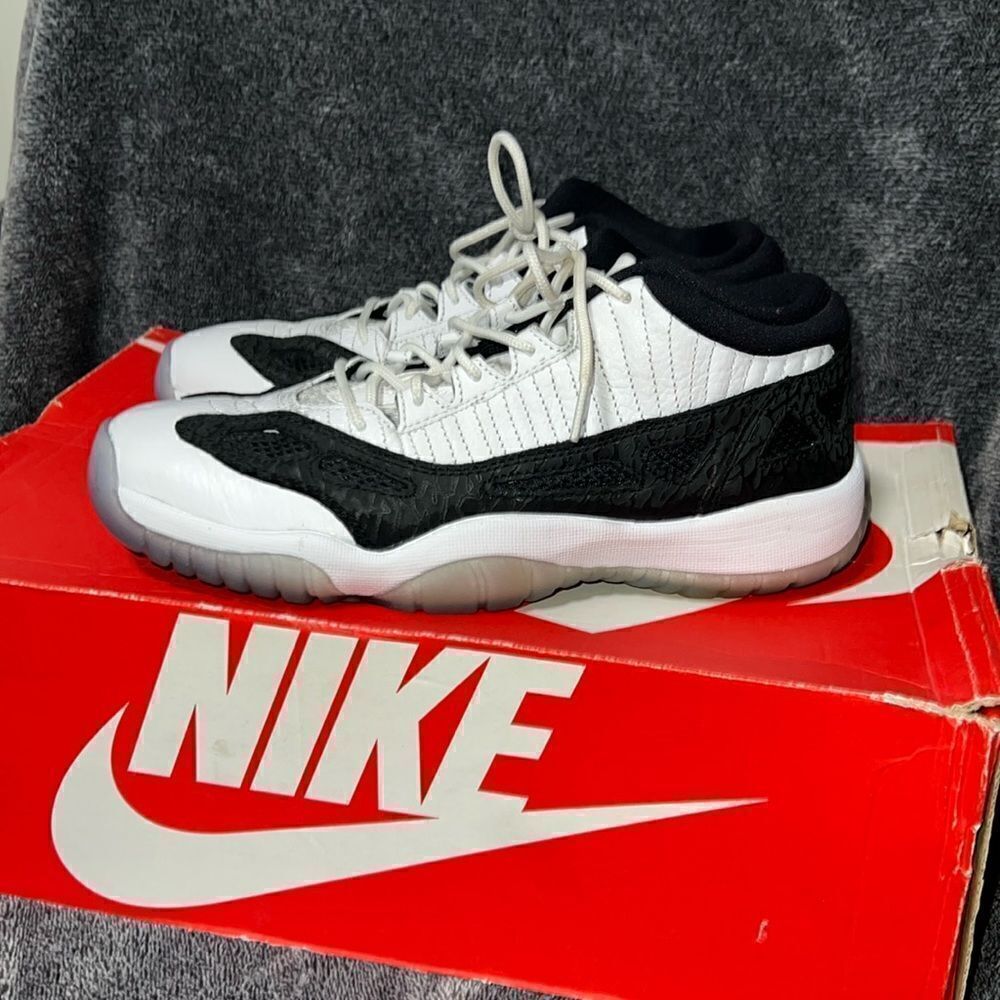 Air Jordan 11 Retro ie black white